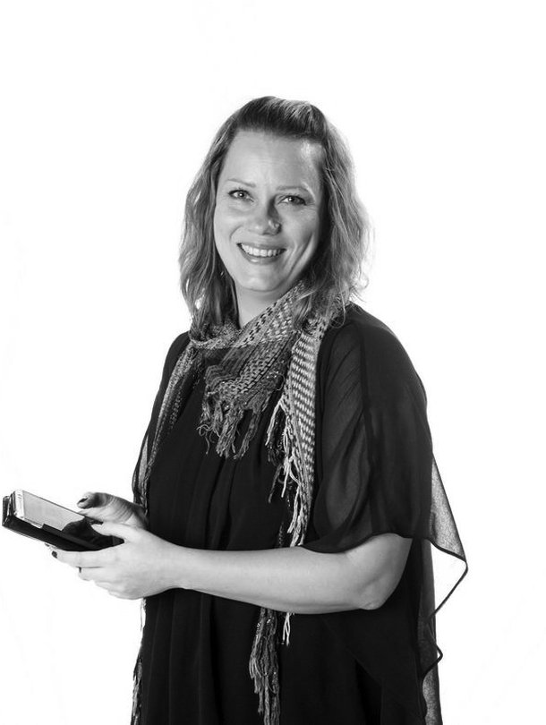 Suvi-Sadetta Kaarakainen on  38-vuotias äitiystutkija, joka asuu Turussa kolmen kouluikäisen lapsensa kanssa ja juo aamukahvinsa suihkussa.