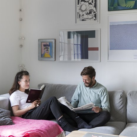 ”Olohuoneen sohva on yhteinen lempipaikkamme: luemme, poltamme takassa tulta ja juttelemme”, kertovat Jonas ja Elsa.