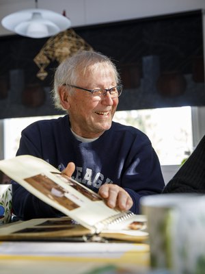 ”Pienessä ryhmässä opettaja ehtii huomata kaikki. Suureen joukkoon katoaa. Meilläkin oli koulussa pahimmillaan 1138 oppilasta. Ei kukaan halua kadota, vaan olla näkyvissä”, Peso miettii. 