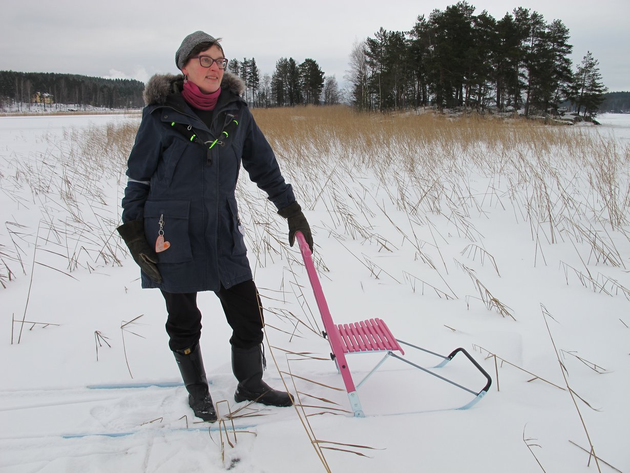 Päijänteellä talviverkkoja laittamassa. ”Luonnossa liikkuessa syntyvät parhaat kirjoitusideat”, lukijabloggaaja LiisaHelena sanoo.