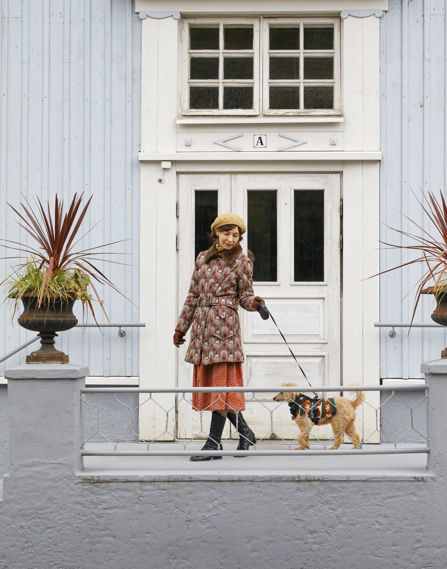 Marika pukeutuu kauniisti myös kävelylenkille villakoira Veronan kanssa. Kuviollinen talvitakki on 1960-luvulta.