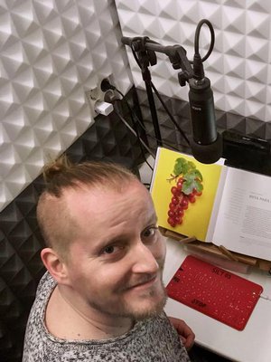 Jos tekstissä on hymiöitä, Timo Mäkynen lukee ne näin: ”naurava hymiö”, ”silmää iskevä hymiö”.