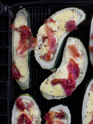 Kurkku saa ihanan suolaisen päällysteen.