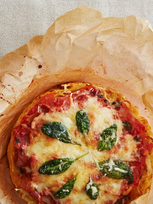 Annospaloiksi leikattu ja pakastettu spagettipiirakka lämpenee näppärästi mikrossa. Mikä pelastus arki-iltana!