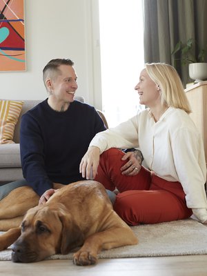 "Olemme luonteeltamme erilaisia: Kati on meidän arkimoottorimme, aikaansaava organisaattori. Minä taas olen haaveilija ja seilailija. Arvostan hirveästi kaikkea sitä, mitä Kati tekee perheemme eteen", Juuso Juutinen sanoo. Perheeseen kuuluu myös Kita-koira.