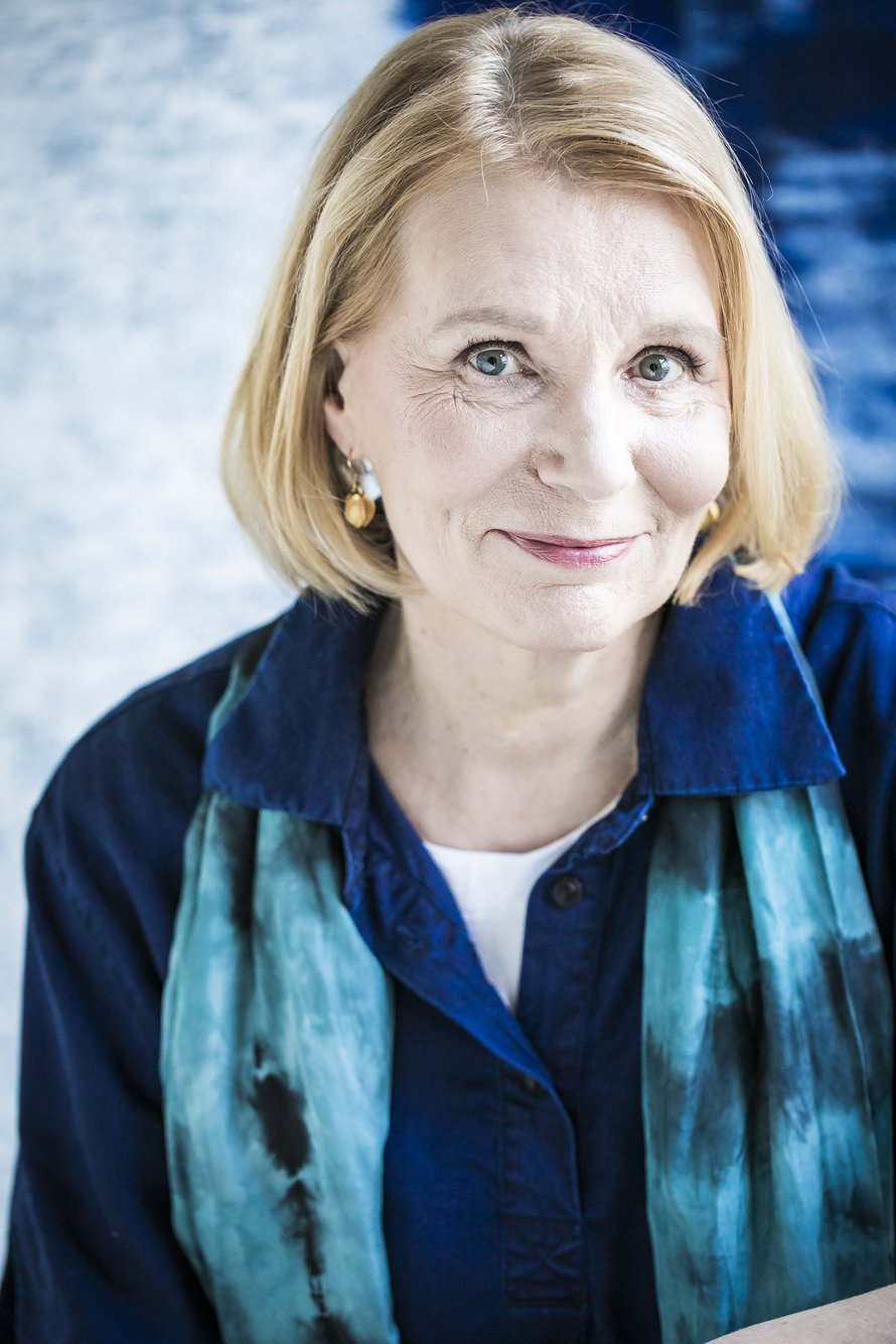 Heidi Köngäs julkaisi ensimmäisen kirjansa 45-vuotiaana. Hän on kirjoittanut kehuttuja romaaneja isoäidistään ja äidistään.