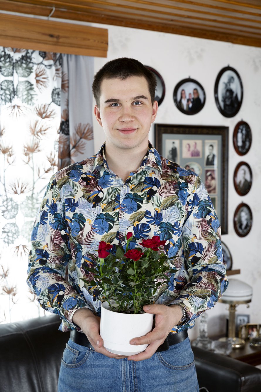 Antti vie Birgitta-tädilleen ruusun joka äitienpäivä.