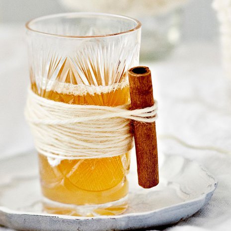 Lämmittävä juoma maistuu niillekin, jotka eivät punaviini- tai marjamehupohjaisista glögeistä välitä.