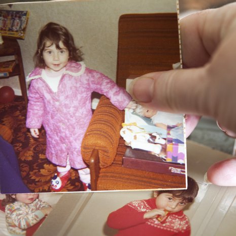 Kun katsot lapsuuskuvaasi, anna itsesi tuntea myötätuntoa tuota lasta, itseäsi, kohtaan. Muista, että sama lapsi elää sinussa edelleen.