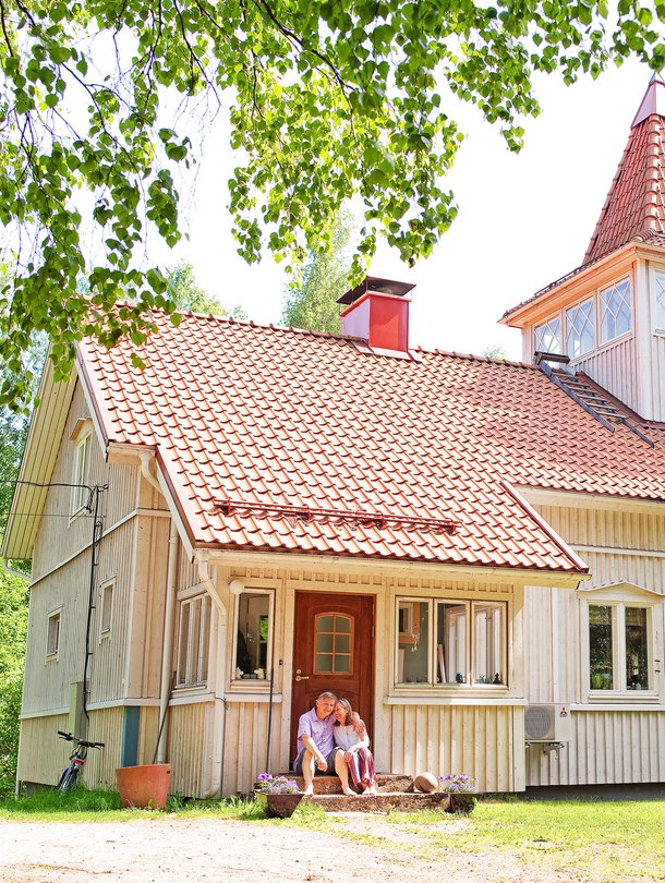 Talo oli pitkään kesähuvilana, ennen kuin Tove Slotte muutti sinne perheineen. Markku saapui tyttärineen vuonna 2006.
