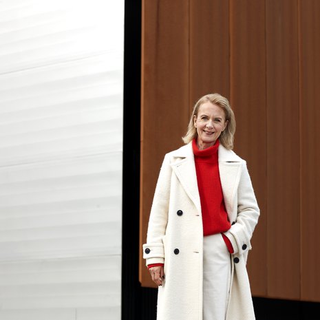 ”Minulla on yhä tallella sama luomiväri, jonka ostin 16-vuotiaana. En ollut osannut ajatella, että kasvoni muuttuvat ja meikkityyliäkin voisi uudistaa”, Marjaana Kuusivaara pohtii.