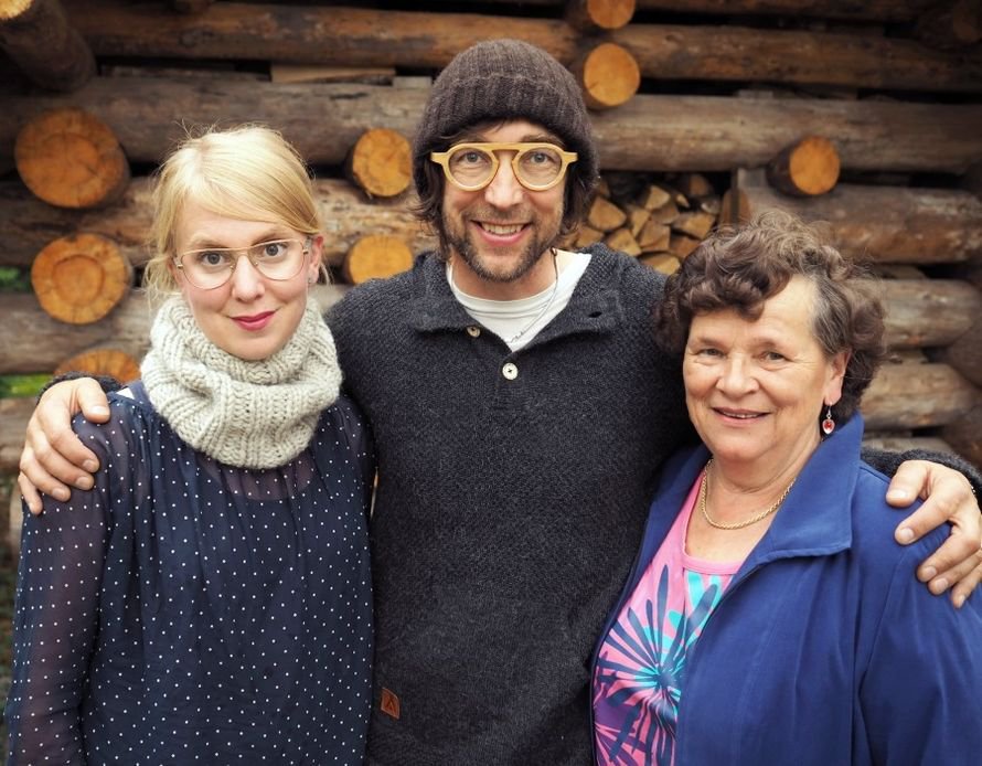 Nelliina tapasi Myssyfarmilla tilan isäntäparin Anne ja Janne Rauhansuun sekä myssymummo Terttu Kallion.