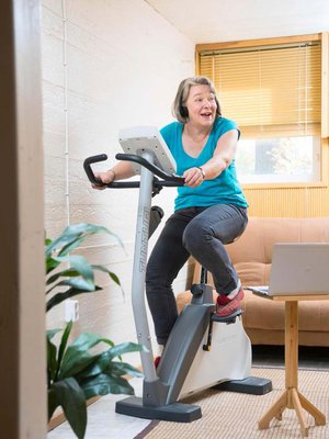 Anna-Liisa tekee kotonaan tilastohaastatteluja. Liikunnan harrastaminen virkistää mieltä.