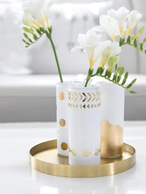 Kolmesta kapeasta energiajuomatölkistä saat siroimman maljakkoryhmän. Isompiin tölkkeihin mahtuu reilummin kukkia.