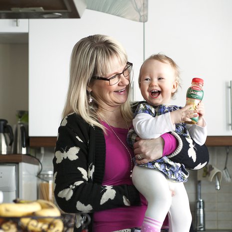 "Kokemukset ovat opettaneet huomaamaan pienet, hyvät asiat ja nauttimaan niistä", Päivi-Maarit Luukkonen sanoo. Sylissä lapsenlapsi Oona.