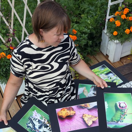 Innokkaan valokuvaamisen myötä perhosotoksia on kertynyt Tanjalle sadoittain. Kuvat ovat ilona kotona, mutta ne ovat myös olleet näytillä kotikaupungin kirjastossa.  Perhosteema on lennähtänyt Tanjan korviksiinkin.  