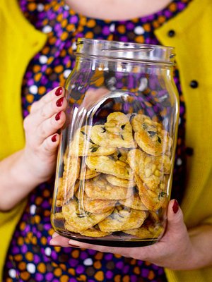 Parmesaanipiparit uudistavat kahvipöytää.