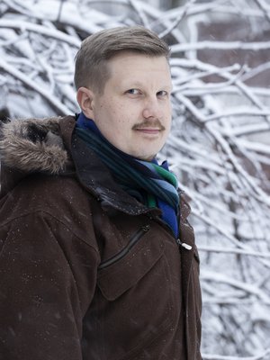 Lassi Kervinen jätti lukion kesken, sillä vuosia kiusatuksi tuleminen oli vienyt voimat. "Verkkopeliporukoissa pyöriminen nosti itsetuntoani. Roolipeleissä minua ei määritelty ulkonäköni perusteella ja minut saatettiin valita ensimmäisenä mukaan joukkoon. Sisuunnuin, ja palasin saattamaan lukio-opintoni loppuun."