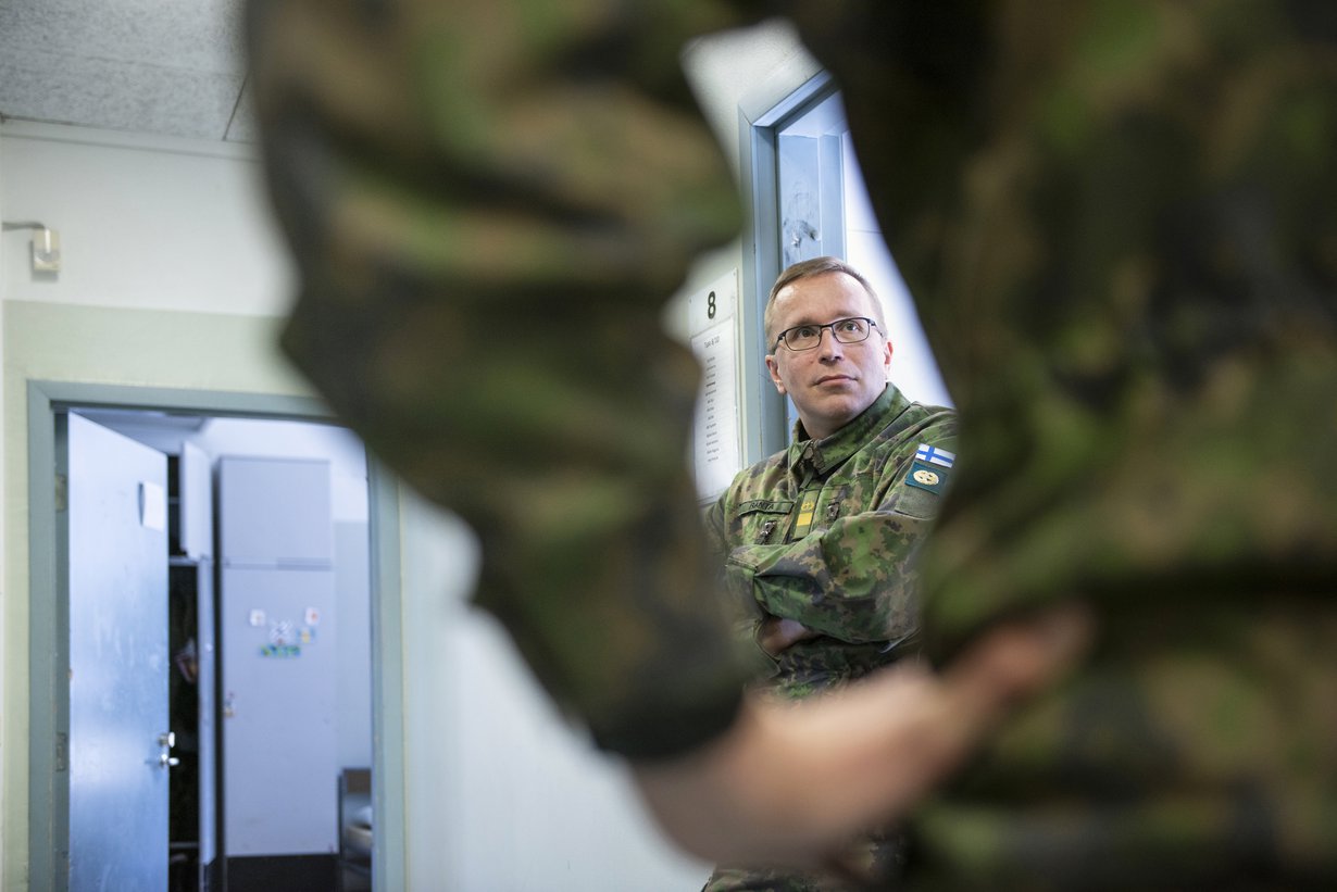 ”Hirveän paljon minun työni on sitä, että minuun otetaan yhteyttä ja minun kanssani halutaan puhua”, sotilaspastori Paavo Ranta kertoo.