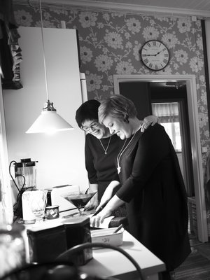 Marita opetti tyttärelleen Annikalle, että vieraille tarjotaan aina ruokaa ja jälkiruokakahvin kanssa makeaa.