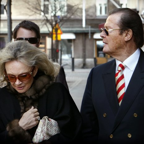 Roger Moore vieraili Suomessa kolmesti. Kuvassa näyttelijä on matkalla helsinkiläiseen ravintolaan vuonna 2009.