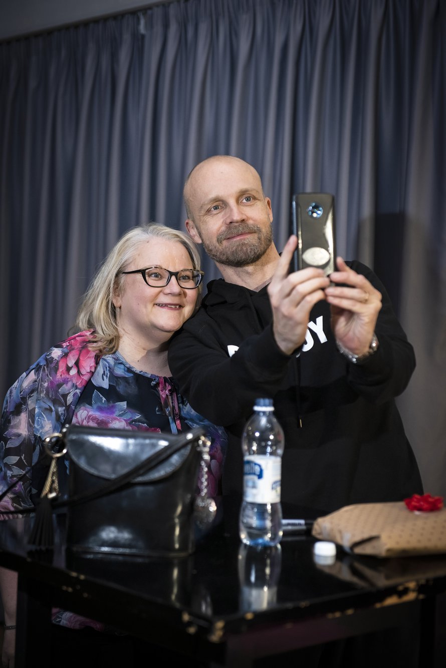 Kodin Kuvalehti Sirpan mukana Juha Tapion keikalla. Juha ottaa Sirpan puhelimella taas yhden yhteiskuvan heistä, koska on selfieiden ottamisessa Sirpaa taitavampi.