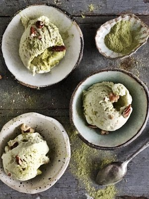 Ihana jätski toimii sellaisenaan tai vaikka tumman suklaakakun seurana.