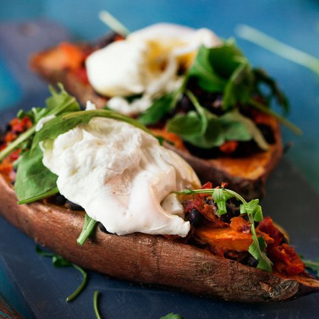 Täytetyt bataatit ovat tuhtia ruokaa. 