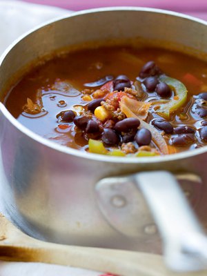 Keiton kruunaa nokare smetanaa. Jeeran sijaan voit maustaa keittoa kuminalla.