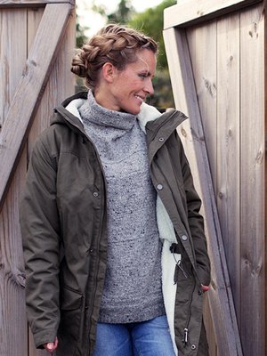 Kalastajan vaimo -bloggaaja Johanna viihtyy ulkona Sherpan villasekoiteneuleessa ja Fjällrävenin parkatakissa.