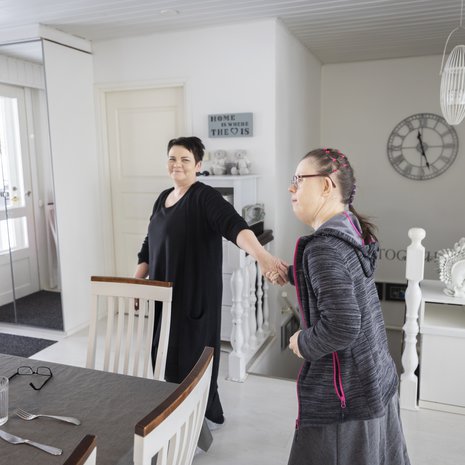 Niinalla ja Tiinalla on aina ollut samanlainen huumorintaju. ”Yhdessä on naurettu vuodesta toiseen”, Niina sanoo.