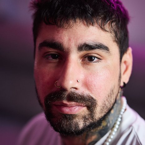 Isän kuoleman jälkeen Karim Rapatti luki vauva.fi- ja suomi24 -sivustoilta hirveitä juttuja samanlaisista oireista, joita huomasi itsellään. ”Siellä kerrottiin, että oireet enteilevät kuolemaa. Aloin rampata lääkärissä ihan pienienkin oireiden takia.”