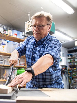 Pertti asuu Rantatiellä talossa, jonka edellinen asukas toimi autokuskina keikkamuusikoille. Jokunen heistä nukkui humalaansa pois talon autotallissakin, nykyisessä Pertin verstaassa. ”Että on tässäkin huoneessa vietetty taiteilijaelämää.”