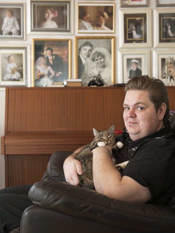 Puhelinmyyjä Tuomo Paasovaara, 34, asuu lapsuudenkodissaan Oulussa ja rakastaa kaikkea kaunista.
