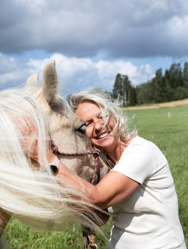 Outi palasi lapsuudenharrastuksensa hevosten pariin, kun lapset olivat menneet kouluun ja päiväkotiin. Pari vuotta sitten Outi hankki Daisyn. ”Hevoset ovat opettaneet minulle läsnäoloa ja aitoutta. Hevonen peilaa hyvin herkästi ihmisen tunnetiloja.”