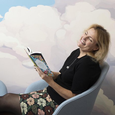 Lukeminen on yhä suomalaisten suosikkiharrastuksia. Tiina Al-Ani lukee viikossa keskimäärin neljä kirjaa.