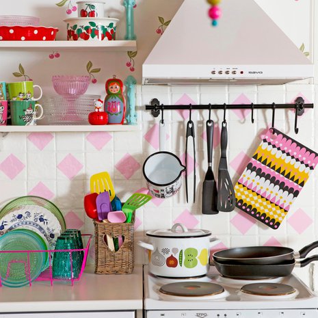 Heini on maalannut kaakelit laattamaalilla ja koristellut ne salmiakkikuvioilla.