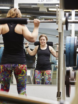 Vanhusten virikeohjaaja Lotta Pukkila, 32, asuu Espoossa avopuolisonsa kanssa. Liikunnan lisäksi Lotta harrastaa korujen ja korttien tekemistä.  