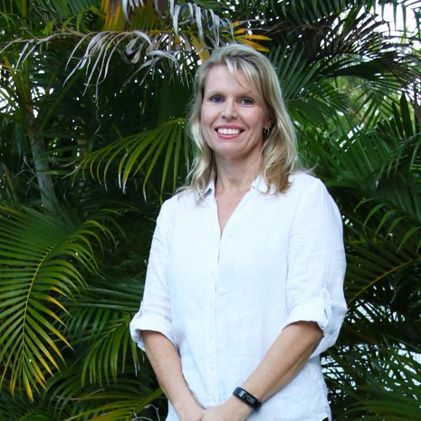 Monika Parer (o. s. Rintala) on 47-vuotias suomalaissyntyinen kahden lapsen äiti, joka Australian koillisrannikolla Townsvillessa. Ammatiltaan hän on kirjanpitäjä. Monikan mielestä Fazerin Sininen on maailman parasta suklaata.