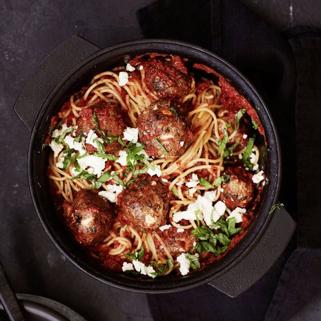 Pyörittele pullat öljytyin sormin, niin ne eivät roiski pannulla.