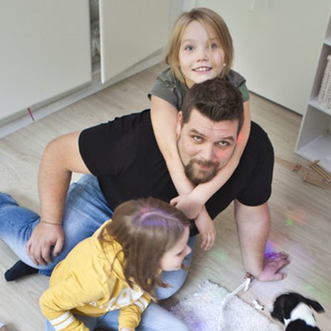 ”Tärkeintä lasten kanssa on olla läsnä, kun vaikkapa tehdään läksyjä tai keskustellaan”, Pepin, 7, ja Millin, 10, isä Mikko sanoo.