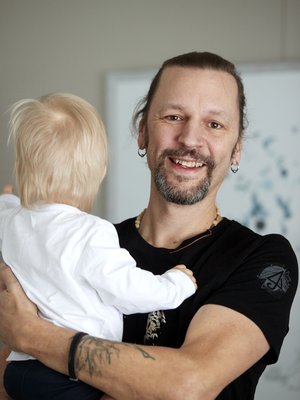 Juska oli nuorena kosketinsoittajana HIMissä. Myöhemmin hän toivoi puolisonsa kanssa lasta seitsemän vuotta, kunnes vuonna 2022 hänestä tuli isä.