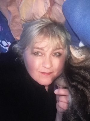 Lukijabloggaaja Hanna Lahtinen sekä löytöeläinkodista perheeseen muuttanut Urho-kissa.