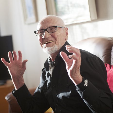 ”Maailma menee minusta koko ajan parempaan suuntaan. Pian robotit tulevat ja tekevät kaiken. Ihan hyvä kun tekevät, ei huolestuta yhtään”, Arvi sanoo.