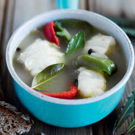 Vaalealihaisen kalan liemeen sopivat valkoviini ja sitruuna sekä ripaus cayennenpippuria.