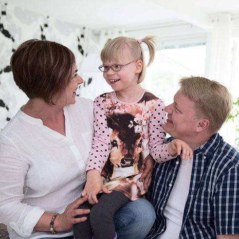 Opettaja Anna-Riitta "Ansku" Partanen, 46, ja vakuutusalalla työskentelevä Hannu Partanen, 46, asuvat Lahdessa ja ovat olleet naimisissa 20 vuotta. Hilla on rakastettu kuopus, joka kommunikoi kuvilla, viittomilla ja omilla sanoillaan.