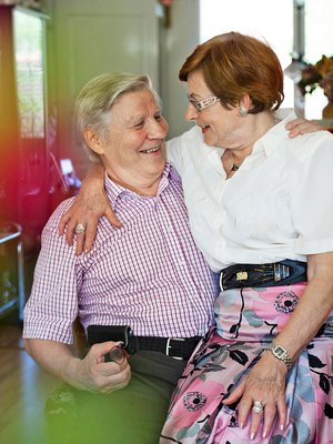 Kaarina arvioi, että antaa tavaroille Pekkaa enemmän tunnearvoa. "Mutta on tuokin tunneihminen, kyllä sen silmäkulmasta huomaa."