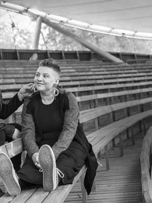 Tiina Weckström, 61, on Helsingissä asuva näyttelijä.  Tyttärensä Valpurin lapsille hän on Tiina-mummi.