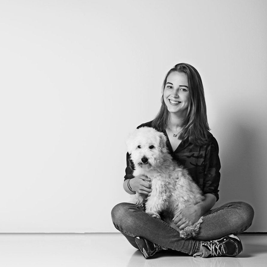 Serafina Eljaala käy lukiota ja asuu kahden koiransa kanssa palvelutalo Rudolfissa Helsingissä.