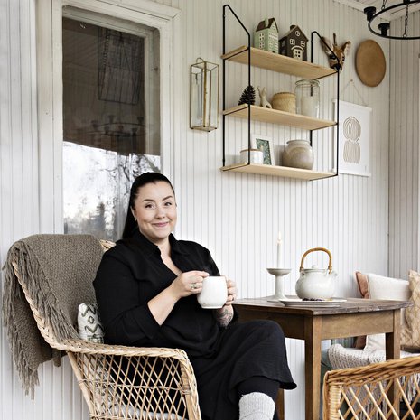 Iitu iloitsi löydettyään ison teepannun, jossa on puukahva. ”Anoppi on sanonut, että pannuni muistuttaa omistajaansa. Se on hauska ja lämmin. Siitä tuli hyvä mieli.”